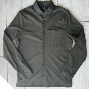 Lululemon Men's Button Down Shirt M Hidden Zip Pocket Army Business Casual